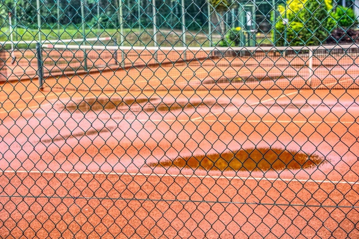 雨のテニスコート